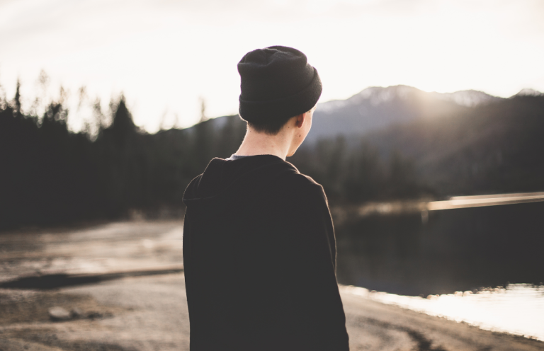 Photo d'adolescent de dos qui semble isolé et perdu, triste, pour illustrer les raisons pour faire appel à un psychologue pour adolescent comme le propose Amanda Tichit