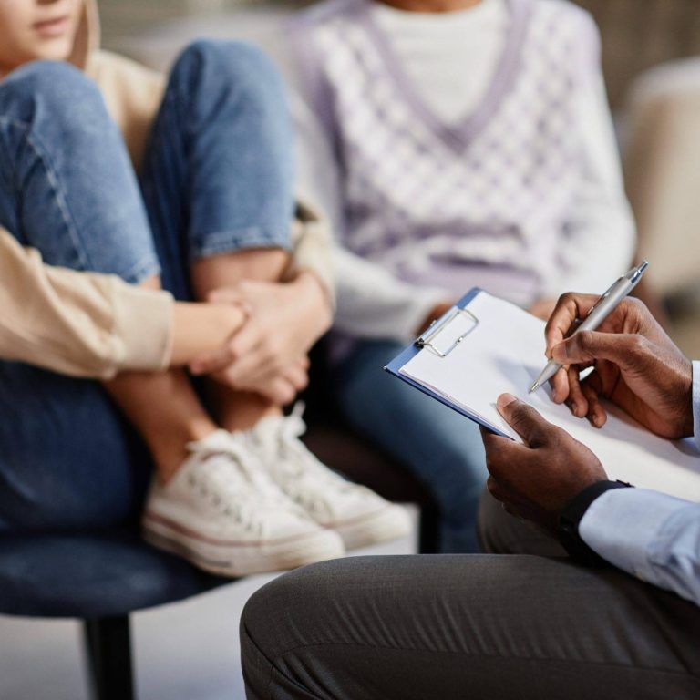 Photo d'un adolescent en consultation avec son parent et un psychologue psychothérapeute comme Amanda Tichit